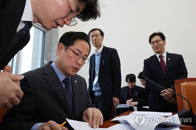 조세소위에서 자료 살피는 박수영 소위원장