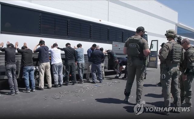 양손과 다리에 체인 묶는 단속요원들