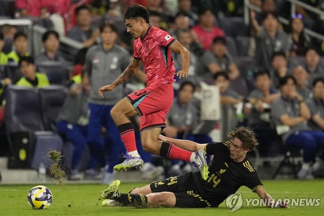 상대 마르셀 루이스와 볼 다투는 옌스 카스트로프