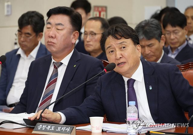 답변하는 김영환 충북지사