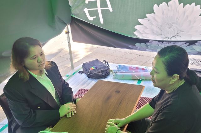 고(故) 오요안나씨의 어머니 장연미씨와 대화 중인 피차몬 여판통 위원장