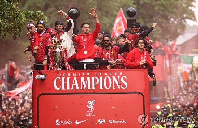 리버풀의 프리미어리그 우승 퍼레이드 모습.