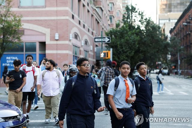 지난 4일 개학한 뉴욕 공립학교 학생들