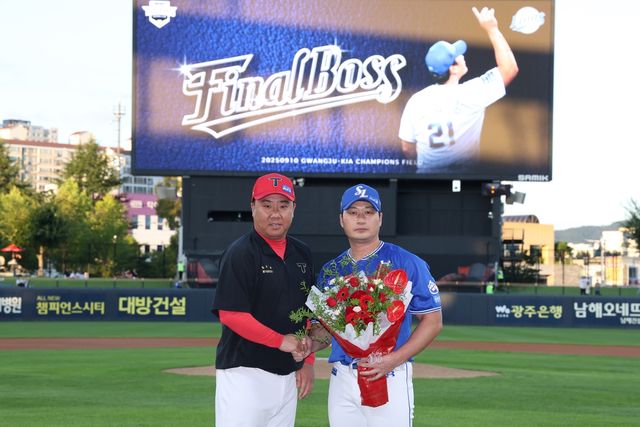 KIA 이범호 감독(왼쪽)과 삼성 오승환