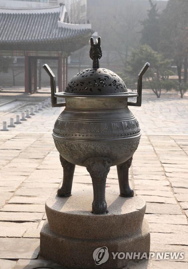 덕수궁 중화전의 향로 