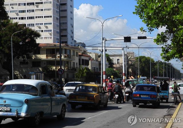 10일(현지시간) 쿠바 도로와 불 꺼진 신호등