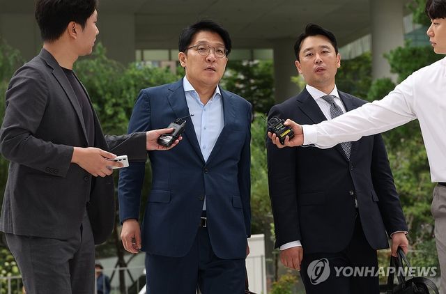 질문에 답하는 김상민 전 검사