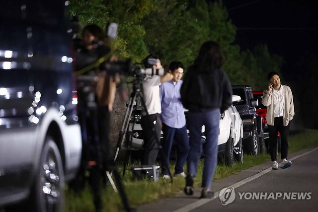 지금 포크스턴 이민세관단속국 구금시설 앞은