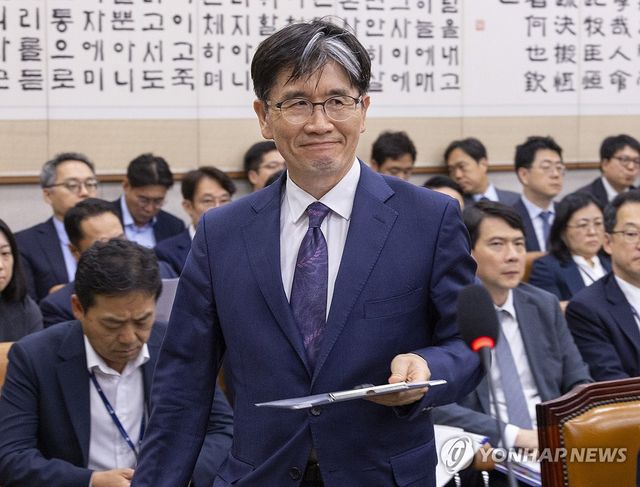 결산안 통과 뒤 인사말 하기 위해 오동운 이동하는 공수처장