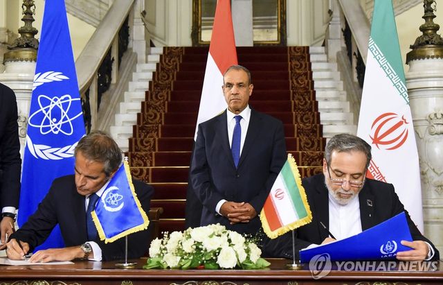 9일(현지시간) 이집트 카이로 타흐리르 궁전에서 라파엘 그로시 IAEA 사무총장(왼쪽)과 압바스 아락치 이란 외무장관이 협력 재개를 위한 협정에 서명하고 있다. [AP 연합뉴스. 이란 외무부 제공]