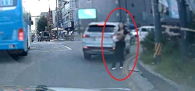 A씨가 B군을 안고 순찰차로 달려오는 모습