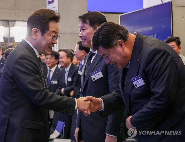 서정진 셀트리온 회장과 인사하는 이재명 대통령