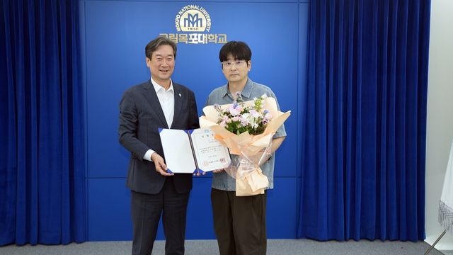 탁현민 특임교수(오른쪽)와 송하철 목포대 총장