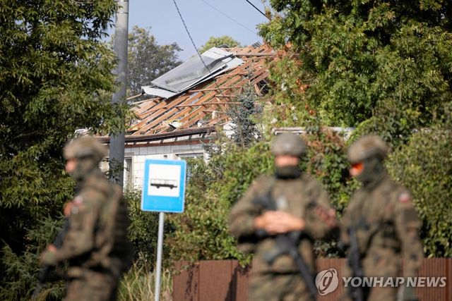 드론 잔해에 망가진 주택