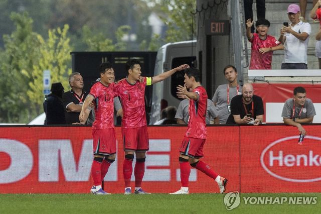 손흥민(가운데)의 동점 골에 기뻐하는 한국 선수들