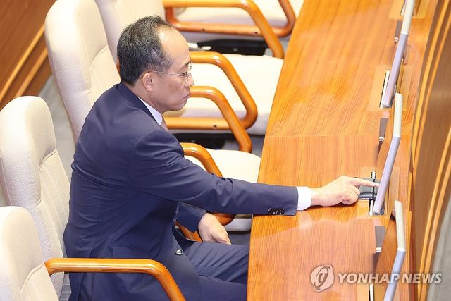 본회의 출석한 추경호 의원