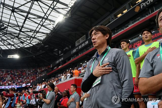 애국가 부르는 홍명보 감독