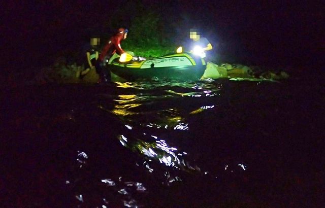 통영해경 구조대원이 윤돌섬에서 고립된 고등학생 구조하는 모습