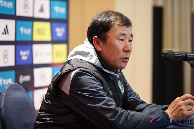기자회견 하는 K리그2 안산 임종헌 감독
