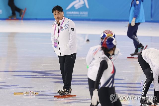 쇼트트랙 대표팀 훈련 지켜보는 윤재명 감독