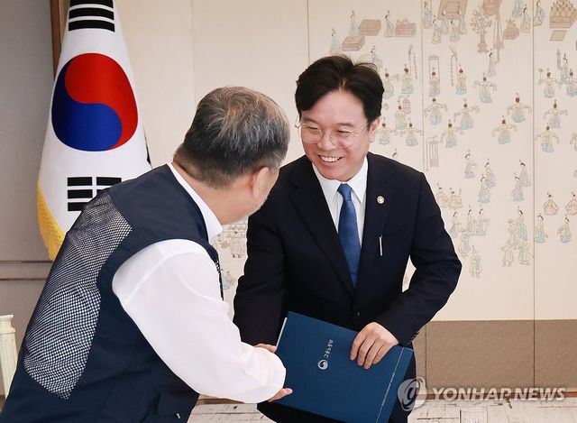 인사하는 고용노동부 장관과 한국노총 위원장