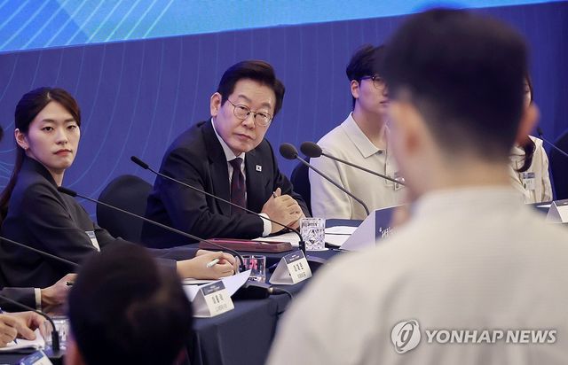 국민성장펀드 보고대회, 참석자 발언 듣는 이재명 대통령