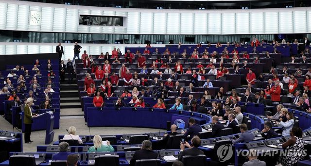 집행위원장 연설 듣는 유럽의회 의원들 
