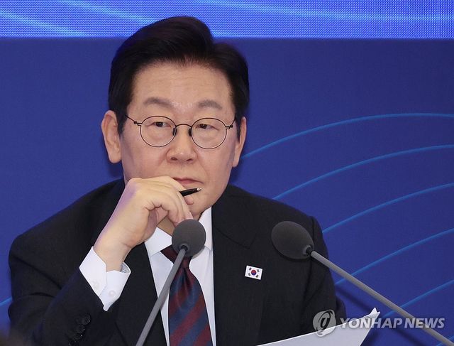 참석자 발언 듣는 이재명 대통령