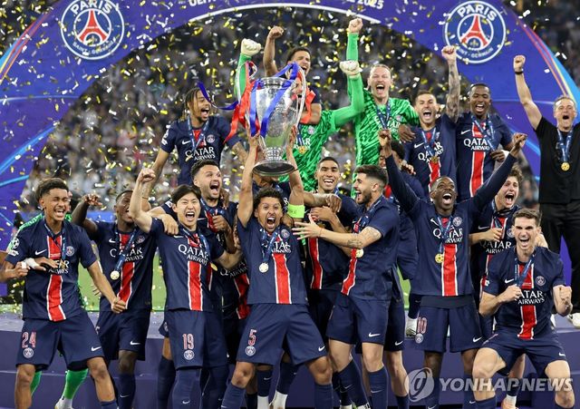 2024-2025 UEFA 챔피언스리그 우승팀 PSG 선수단의 세리머니 모습.