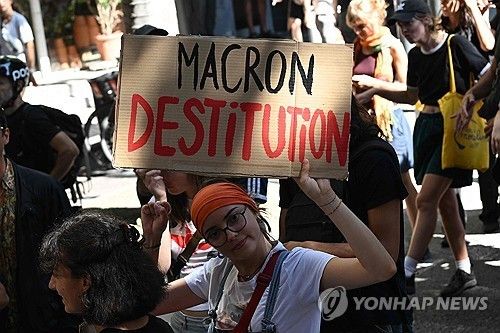 남부 마르세유의 시위에 참여한 한 시민이 '마크롱 탄핵' 팻말을 들고 있다. 