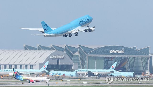 이륙하는 미국 구금 한국인 귀국편 대한항공 전세기