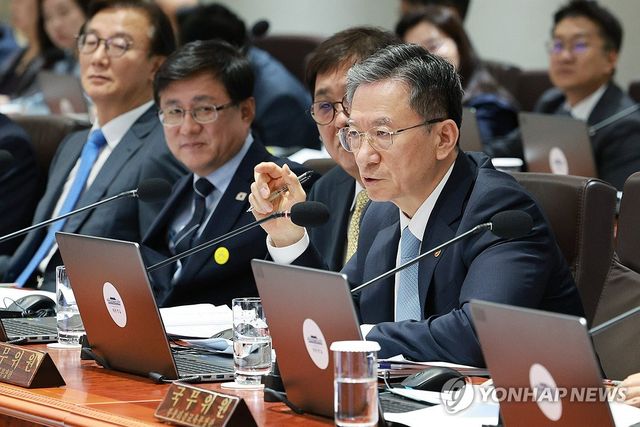 발언하는 정성호 장관