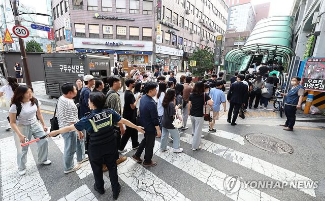 인파를 담기엔 적은 출구