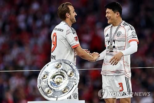 바이에른 뮌헨의 분데스리가 우승 세리머니에서 케인과 악수하는 김민재(오른쪽)