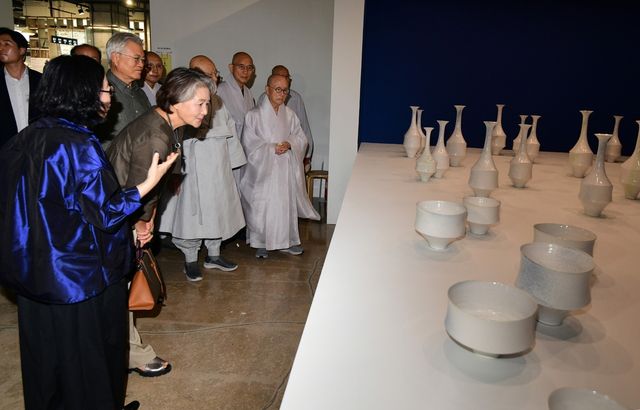 문재인 전 대통령 '청주 공예비엔날레' 관람