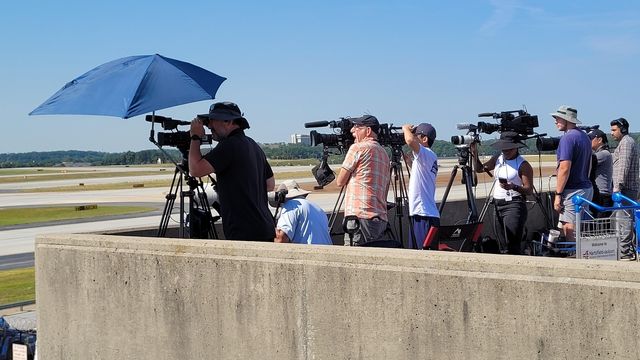 석방 韓근로자 태운 전세기 촬영하는 미국 언론