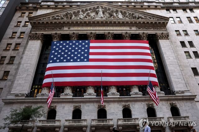 '24년 전 9·11테러 희생자 추모' 조기 걸린 뉴욕증권거래소