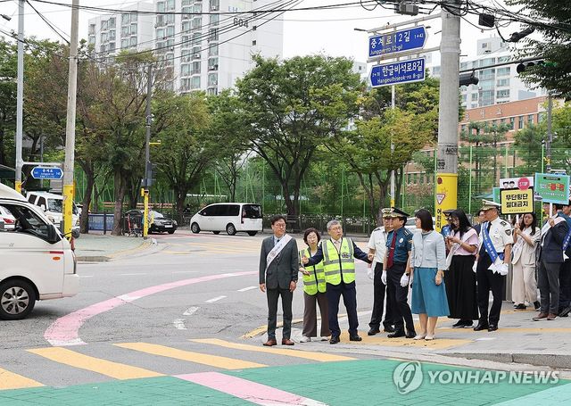 통학로 위험요소 점검하는 정근식 서울시교육감