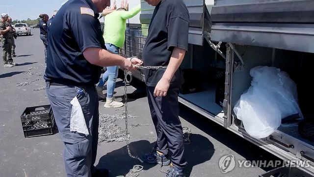 지난 4일(현지시간) 미 이민 당국에 체포된 한국인 노동자들