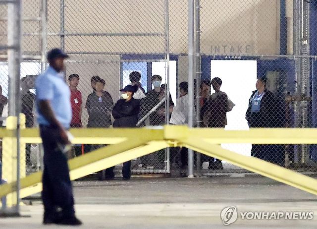 ICE 구금시설 나서는 한국 근로자들