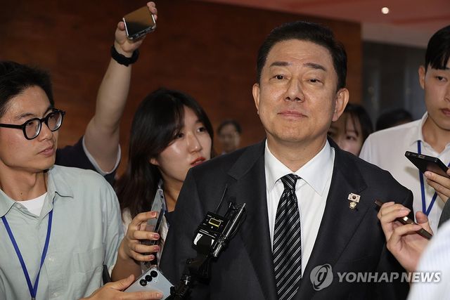 김병기 원내대표, 질문 받으며 본회의장으로