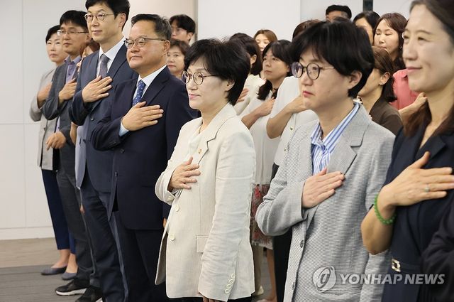 국기에 경례하는 원민경 여성가족부 장관