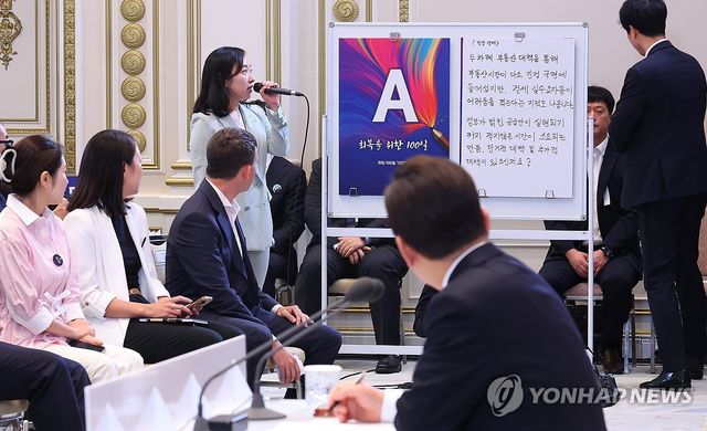 취임 100일 기자회견, 질문 보는 이재명 대통령