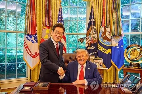 이재명 대통령, 트럼프 대통령 집무실에서 악수