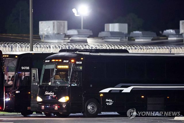구금 한국 근로자 태울 버스