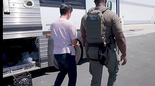 결박당한 채 연행되는 한국인 추정 현장 근로자