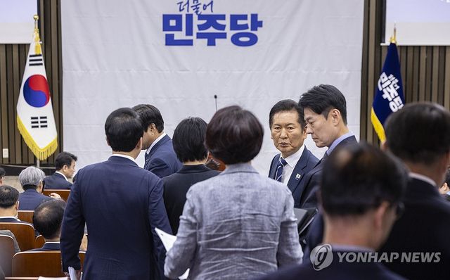 비공개 의원총회 참석한 정청래