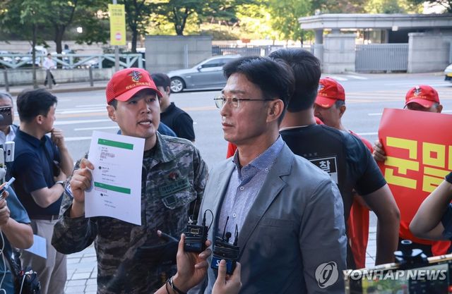 항의 받는 임성근 전 사단장