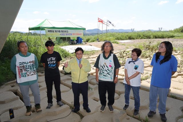 김성환 환경부 장관(왼쪽에서 세 번째)이 11일 세종보를 찾아 환경단체에 4대강 관련 입장을 밝히고 있다. [환경부 제공. 재판매 및 DB 금지]