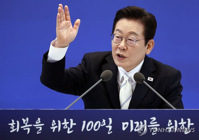 취재진 질문에 답하는 이재명 대통령